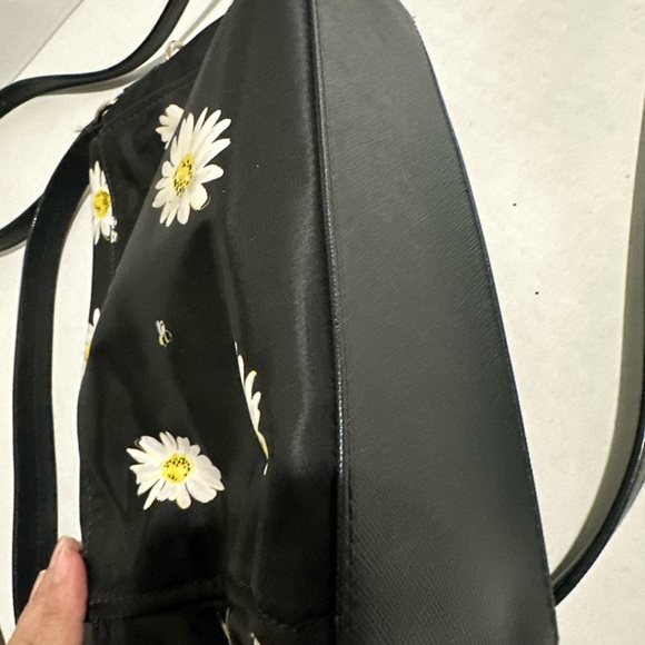 Kate Spade Miri Blake Avenue Falling Daisy Handbag/Crossbody
In Mint Condition - Picture 4 of 5